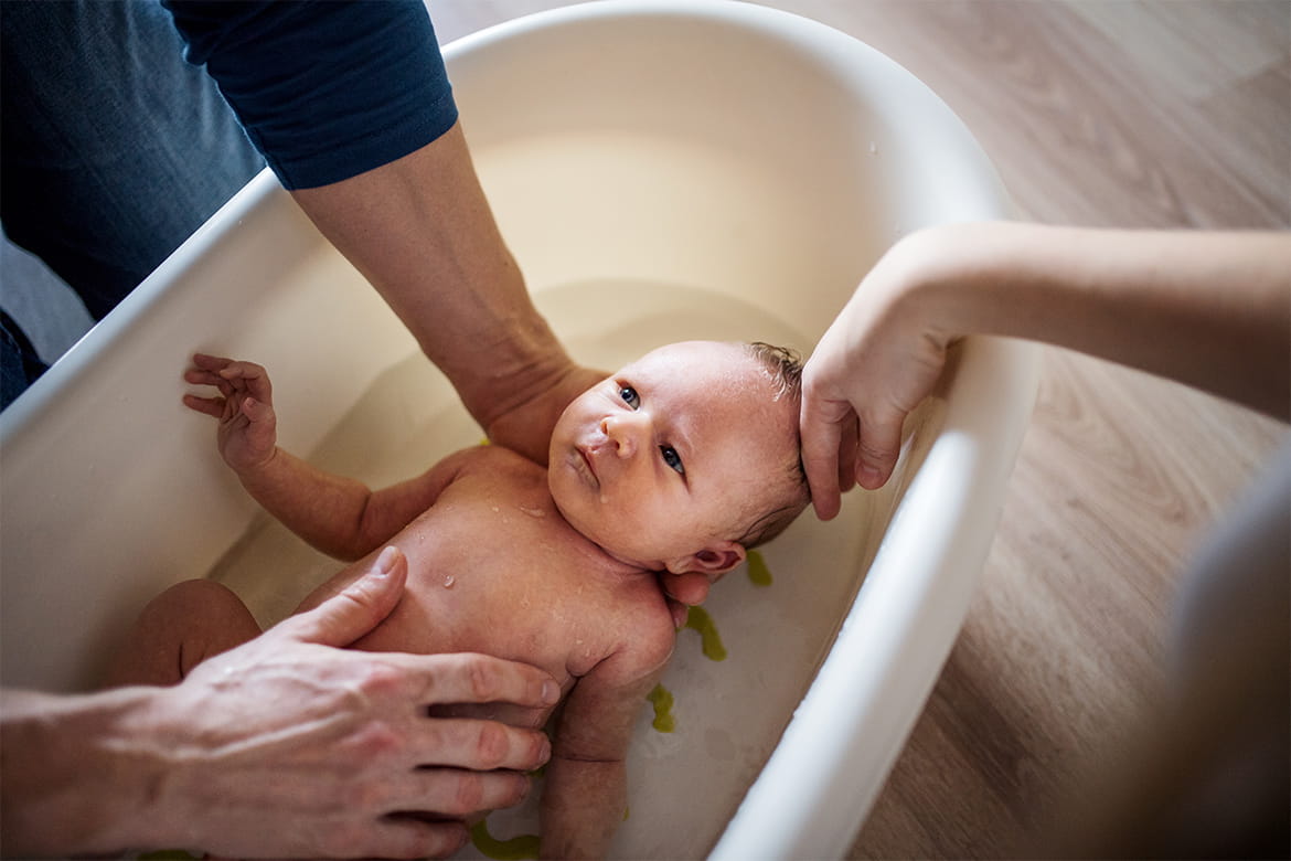 Bebé Recién Nacido Asiático Que Toma Una Ducha En La Bañera, 9