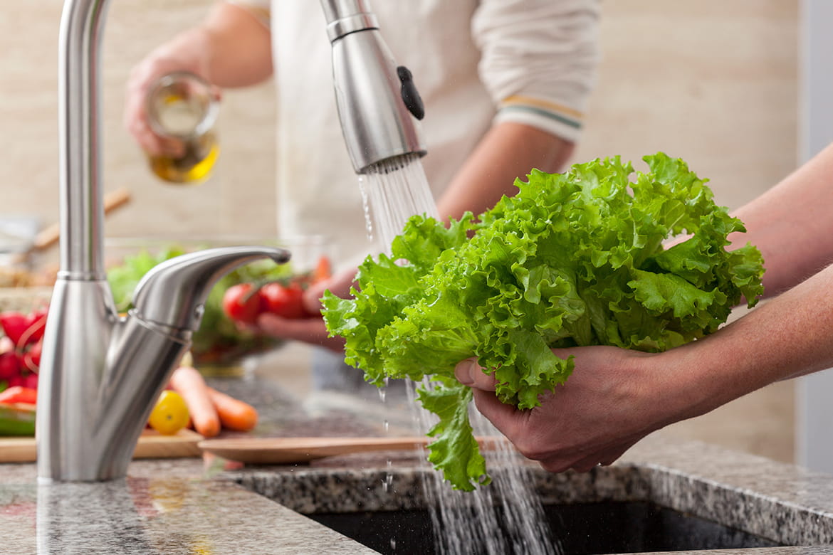Tiến sĩ Mỹ gợi ý cách rửa rau củ quả tối ưu, loại bỏ dư lượng thuốc trừ sâu - Ảnh 1.